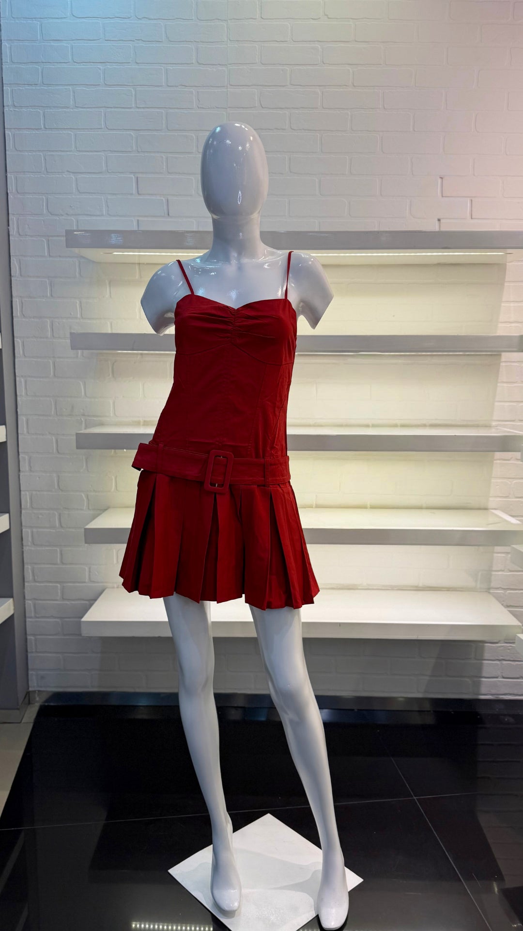VESTIDO CORTO TABLEADO SIN MANGAS