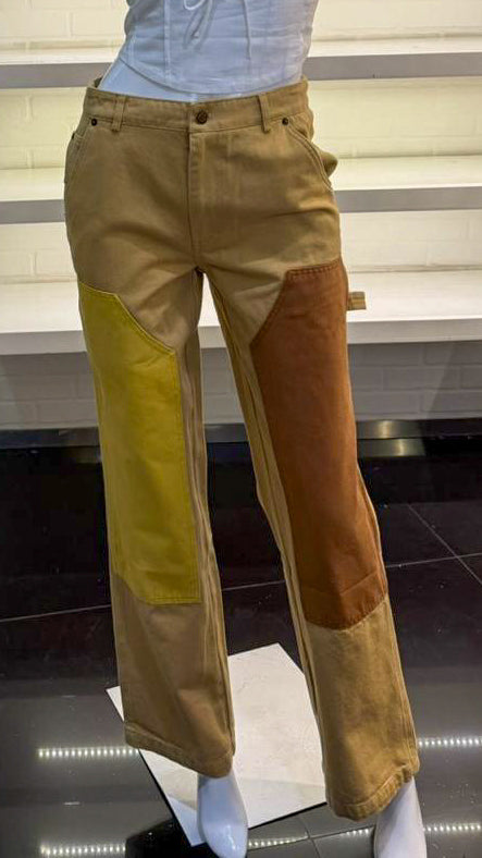 PANTALÓN CON PARCHES